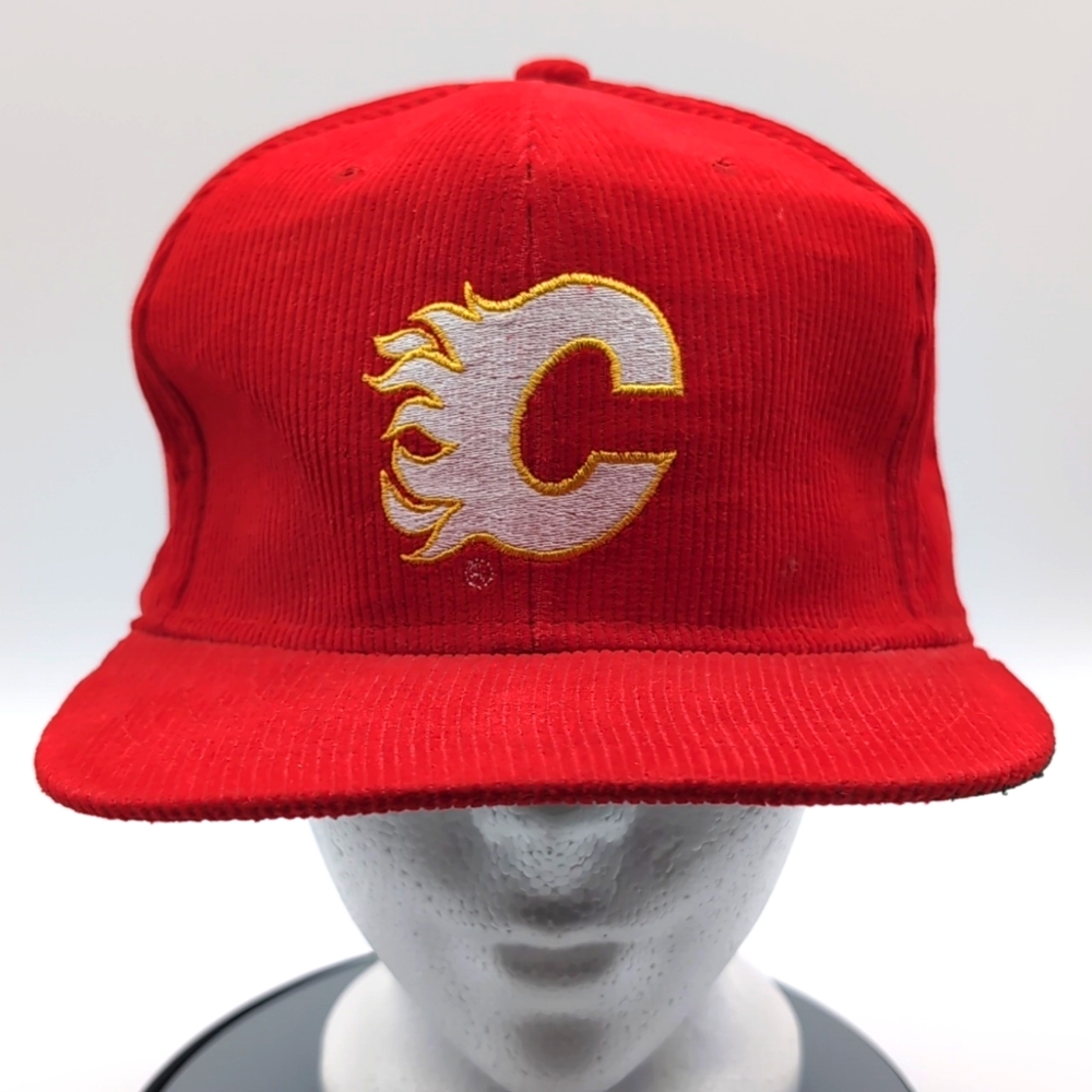 The Classic|NWOT Vintage NHL Red Calgary Flames Sports Cap Snap Back Green Brim